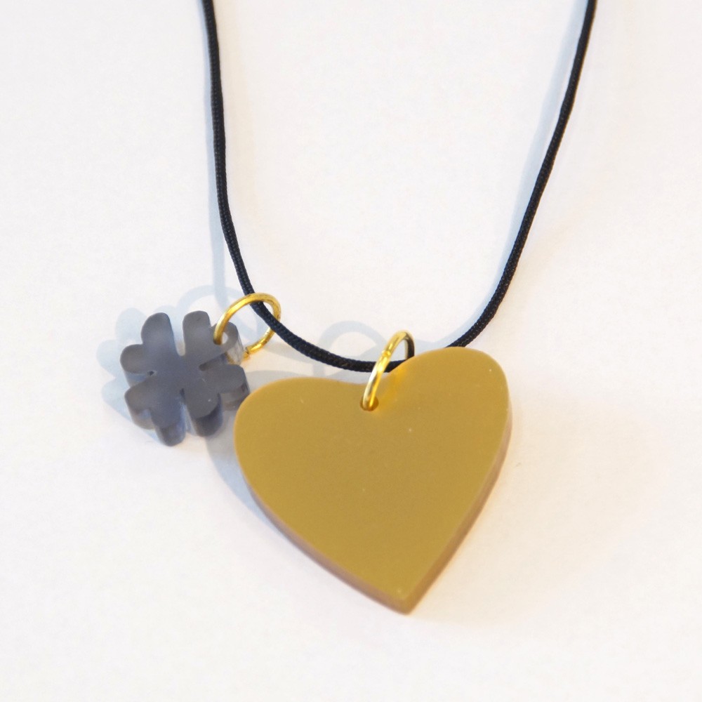 Edle Charitykette am Nylonband mit Herz und Kleeblatt aus Acrylglas