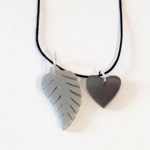 Edle Charitykette am Nylonband mit Feder und Herz aus Acrylglas